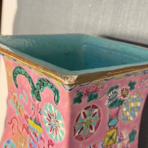 Un vase de forme carrée en porcelaine de Chine famille rose, 19ème — photo 9