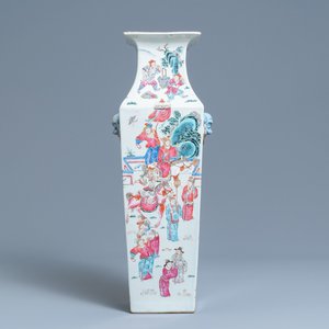 Un vase de forme carrée en porcelaine de Chine famille rose, 19ème — photo 1