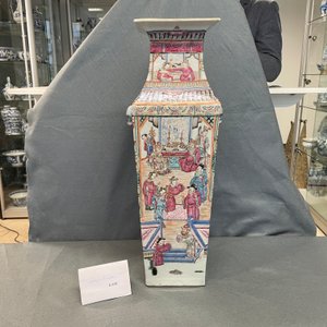 Un vase de forme carrée en porcelaine de Chine famille rose, 19ème — photo 20