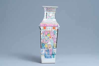 Un vase de forme carrée en porcelaine de Chine famille rose, 19ème