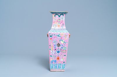 Un vase de forme carrée en porcelaine de Chine famille rose, 19ème