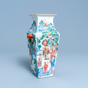 Un vase de forme carrée en porcelaine de Chine famille rose, 19ème — photo 1