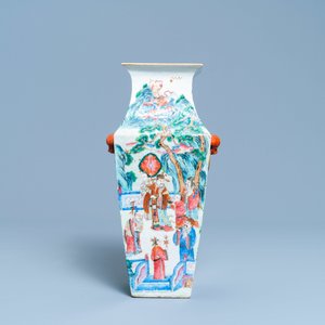 Un vase de forme carrée en porcelaine de Chine famille rose, 19ème — photo 2