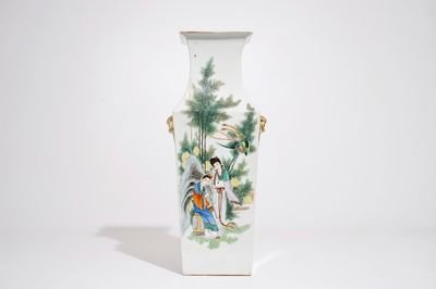 Un vase de forme carrée en porcelaine de Chine famille rose à décor d'un couple dans un jardin, 19/20ème