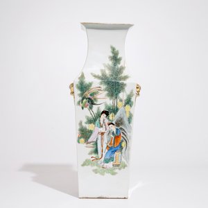 Un vase de forme carrée en porcelaine de Chine famille rose à décor d'un couple dans un jardin, 19/20ème — photo 3
