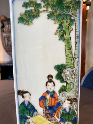 Un vase de forme carrée en porcelaine de Chine famille verte, deux vases et un bol couvert en famille rose, 19ème — photo 3