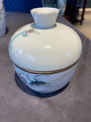 Un vase de forme carrée en porcelaine de Chine famille verte, deux vases et un bol couvert en famille rose, 19ème — photo 9