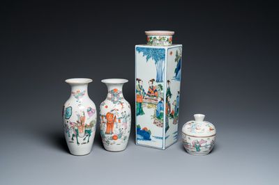 Un vase de forme carrée en porcelaine de Chine famille verte, deux vases et un bol couvert en famille rose, 19ème