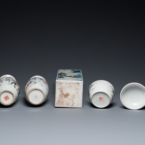 Un vase de forme carrée en porcelaine de Chine famille verte, deux vases et un bol couvert en famille rose, 19ème — photo 7