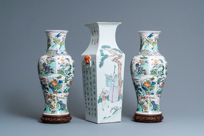 Un vase de forme carrée en porcelaine de Chine qianjiang cai et une paire en porcelaine de Samson, 19ème