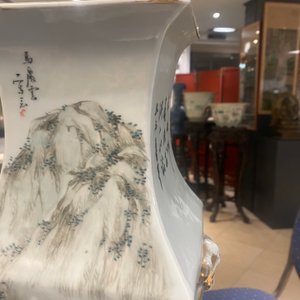 Un vase de forme carrée en porcelaine de Chine qianjiang cai, signé Ma Qingyun, 19/20ème — photo 12