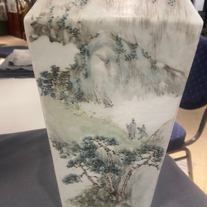 Un vase de forme carrée en porcelaine de Chine qianjiang cai, signé Ma Qingyun, 19/20ème — photo 13