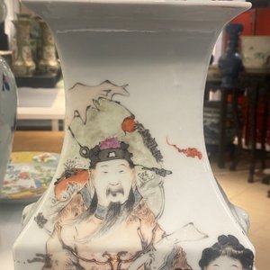 Un vase de forme carrée en porcelaine de Chine qianjiang cai, signé Ma Qingyun, 19/20ème — photo 20