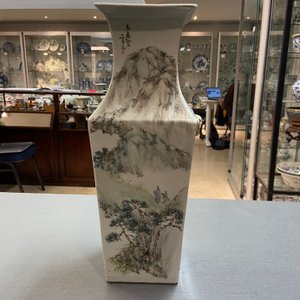 Un vase de forme carrée en porcelaine de Chine qianjiang cai, signé Ma Qingyun, 19/20ème — photo 33