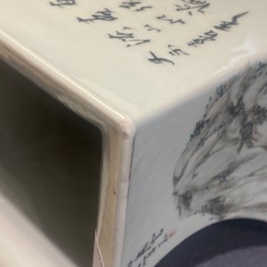 Un vase de forme carrée en porcelaine de Chine qianjiang cai, signé Ma Qingyun, 19/20ème — photo 9