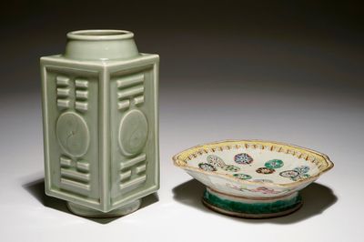 Un vase de forme cong aux trigrammes en porcelaine de Chine céladon et un bol famille rose, 19/20ème