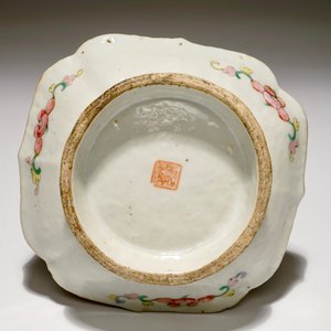 Un vase de forme cong aux trigrammes en porcelaine de Chine céladon et un bol famille rose, 19/20ème — photo 9