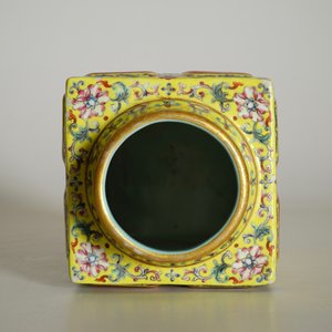 Un vase de forme cong aux trigrammes en porcelaine de Chine sur fond jaune, 19/20ème — photo 12