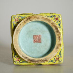 Un vase de forme cong aux trigrammes en porcelaine de Chine sur fond jaune, 19/20ème — photo 13