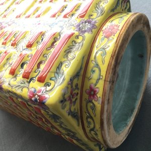 Un vase de forme cong aux trigrammes en porcelaine de Chine sur fond jaune, 19/20ème — photo 16