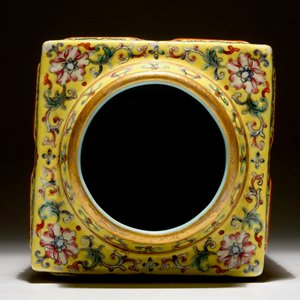Un vase de forme cong aux trigrammes en porcelaine de Chine sur fond jaune, 19/20ème — photo 6
