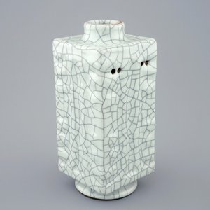 Un vase de forme cong en porcelaine à glaçure de type ge, Chine, 19/20ème — photo 1