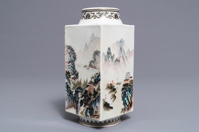 Un vase de forme cong en porcelaine de Chine, 20ème