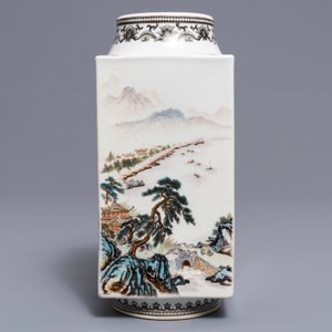 Un vase de forme cong en porcelaine de Chine, 20ème — photo 4