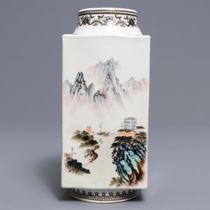 Un vase de forme cong en porcelaine de Chine, 20ème — photo 5