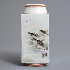 Un vase de forme cong en porcelaine de Chine à décor de poissons, marque de Qianlong, 20ème — photo 5