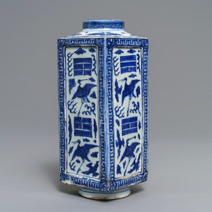Un vase de forme cong en porcelaine de Chine bleu et blanc, Jiajing/Wanli — photo 1