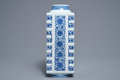 Un vase de forme cong en porcelaine de Chine bleu et blanc, marque de Qianlong, 19/20ème
