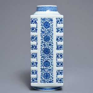 Un vase de forme cong en porcelaine de Chine bleu et blanc, marque de Qianlong, 19/20ème — photo 3
