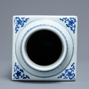 Un vase de forme cong en porcelaine de Chine bleu et blanc, marque de Qianlong, 19/20ème — photo 5