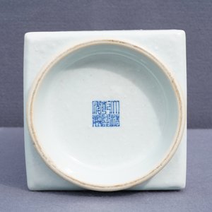 Un vase de forme cong en porcelaine de Chine bleu et blanc, marque de Qianlong, 19/20ème — photo 9