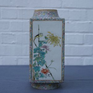 Un vase de forme cong en porcelaine de Chine famille rose, marque de Hongxian, République, 20ème — photo 8