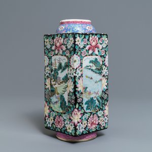 Un vase de forme cong en porcelaine de Chine famille rose, marque de Qianlong, République, 20ème — photo 1