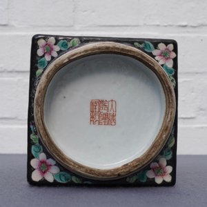 Un vase de forme cong en porcelaine de Chine famille rose, marque de Qianlong, République, 20ème — photo 13