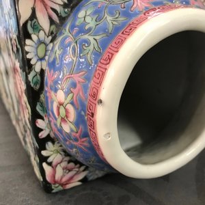 Un vase de forme cong en porcelaine de Chine famille rose, marque de Qianlong, République, 20ème — photo 15