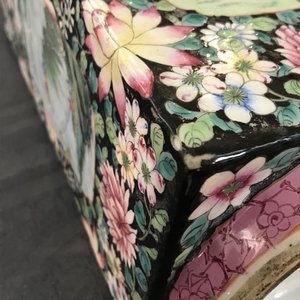 Un vase de forme cong en porcelaine de Chine famille rose, marque de Qianlong, République, 20ème — photo 17