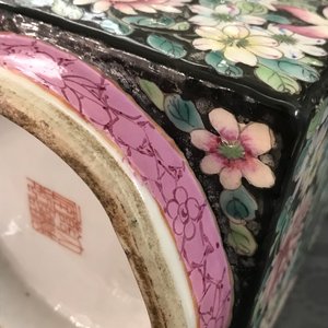 Un vase de forme cong en porcelaine de Chine famille rose, marque de Qianlong, République, 20ème — photo 18