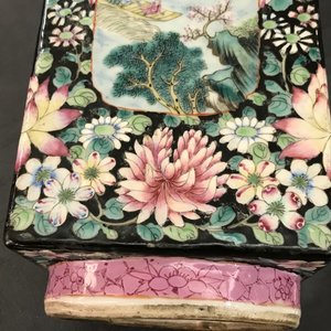 Un vase de forme cong en porcelaine de Chine famille rose, marque de Qianlong, République, 20ème — photo 19