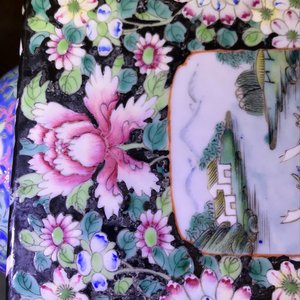 Un vase de forme cong en porcelaine de Chine famille rose, marque de Qianlong, République, 20ème — photo 20