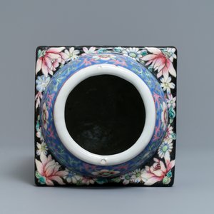 Un vase de forme cong en porcelaine de Chine famille rose, marque de Qianlong, République, 20ème — photo 6