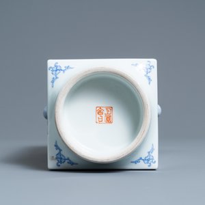 Un vase de forme 'cong' en porcelaine de Chine famille rose, marque en rouge de fer, République — photo 7