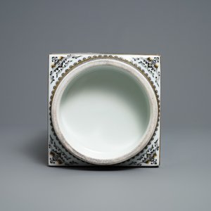 Un vase de forme cong en porcelaine de Chine famille rose, signé Zhang Songmao, daté 2002 — photo 6