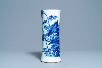Un vase de forme cornet en porcelaine de Chine en bleu et blanc, époque Transition