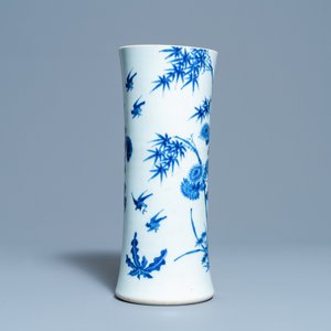 Un vase de forme cornet en porcelaine de Chine en bleu et blanc, époque Transition — photo 4