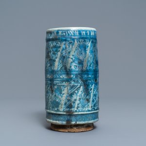 Un vase de forme cylindrique en céramique islamique en bleu et blanc, Syrie ou Iran, 19ème — photo 2