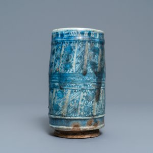 Un vase de forme cylindrique en céramique islamique en bleu et blanc, Syrie ou Iran, 19ème — photo 4